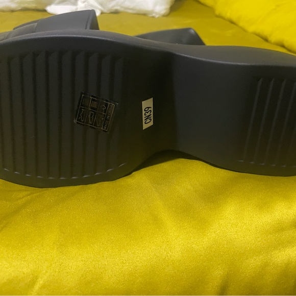 Sleek Knee high boot to fit any leg with platform bottom. Boot is light weight - Picture 1 of 4